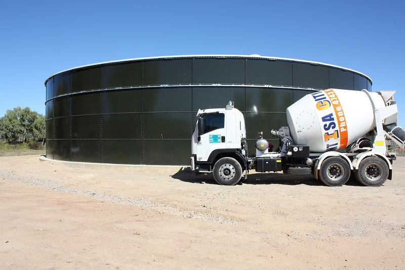 Batch silo with truck